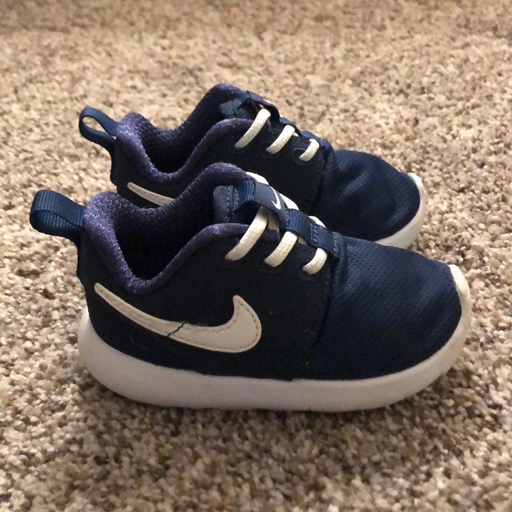 Navy Nike roshes